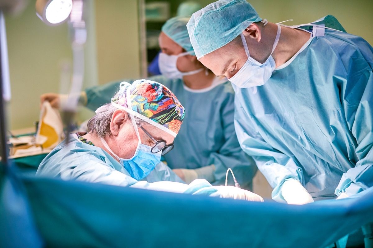 revesz-zsolt-plaszikta-fenekplasztika-mutet